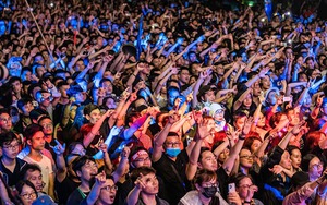 Fan cuồng nhiệt chào đón Bức Tường trở về