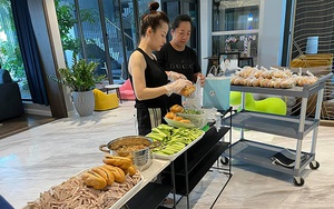 Cường Đôla và Đàm Thu Trang vào bếp làm bánh mì chả tặng bà con Sài Gòn