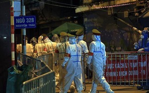 Hình ảnh di dời người dân ra khỏi 'ổ dịch' Thanh Xuân Trung đêm nay