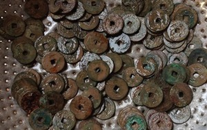 Quảng Trị: Người dân giao nộp hũ tiền cổ nặng 27 kg