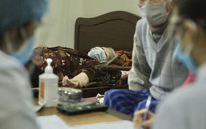 Hà Nội: Tiêm vaccine tại nhà cho những người bại liệt, già yếu