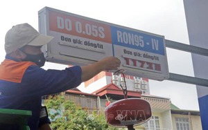 Giá xăng tăng tiếp gần 1.000 đồng/lít