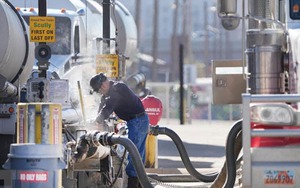 Giá dầu thế giới giảm gần 4 USD