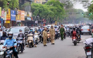 Đường phố Hà Nội ngày đầu học sinh tiểu học, lớp 6 đi học trở lại