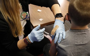 CDC Mỹ khuyến nghị tiêm mũi tăng cường vaccine Covid-19 cho trẻ từ 5-11 tuổi