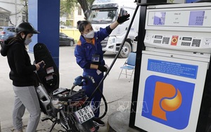 Giá xăng tăng mạnh tác động nhiều mặt tới đời sống người dân