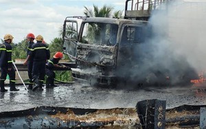 Cháy xe chở dầu, lửa lan rộng trên cao tốc TP HCM - Trung Lương