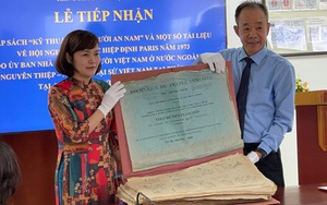 Tiếp nhận tập album ảnh các ngành nghề ở Việt Nam đầu thế kỷ XX