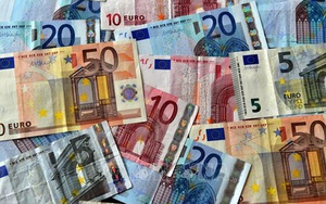 Lần đầu tiên trong 20 năm, đồng EURO giảm giá gần bằng đồng USD