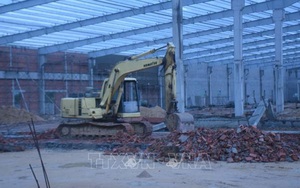 Sập tường đang thi công tại Bình Định làm 3 người chết, 6 người bị thương