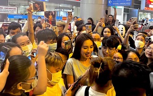 Thùy Tiên được fan vây kín ở sân bay, tặng món quà vô cùng đặc biệt