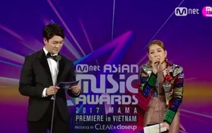 Fan 'đứng tim' với màn giao lưu của Chi Pu và Kang Tae Oh tại MAMA 2017