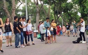 Cậu bé chơi đàn trên phố đi bộ: 'Gậy ông đập lưng ông'