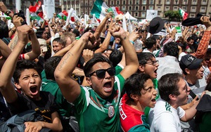 Không khí ăn mừng chiến thắng tại quảng trường Zocalo, Mexico