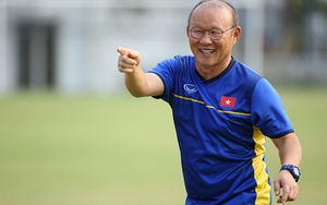 CẬN CẢNH: HLV Park Hang Seo chia từng chai nước, tiếp sức cho các học trò U23 Việt Nam