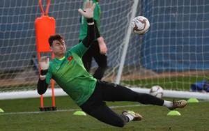 Văn Lâm tiết lộ bí quyết bắt thành công quả 11m của Jordan