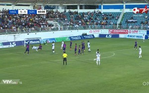 Đá với HAGL, Huỳnh Tấn Tài thoát chấn thương hiểm trong tích tắc