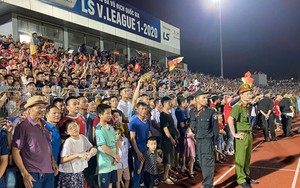 VIDEO: Gặp TPHCM, BTC sân Hà Tĩnh lên phương án tránh 'vỡ sân'