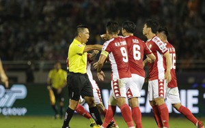 VIDEO: CẬN CẢNH tình huống cầu thủ TP.HCM phẫn nộ bị từ chối penalty