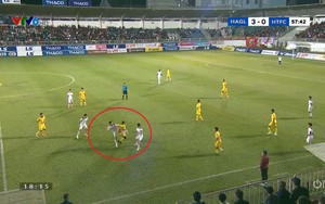 VIDEO: Trọng Sáng nhận thẻ đỏ trực tiếp vì vào bóng thô bạo với Mansaray