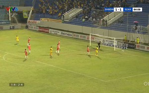 Phan Văn Đức khiến thủ môn Tuấn Mạnh chôn chân