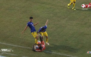 Bùi Hoàng Việt Anh đáng phải nhận thẻ đỏ sau pha vào bóng thô bạo với Kebe