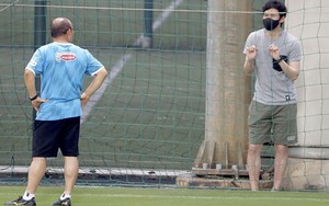 Ngày mai HLV Park Choong Kyun làm trợ lý cho thầy Park