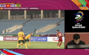 Cận cảnh tình huống VAR từ chối cho tuyển Việt Nam một quả phạt đền