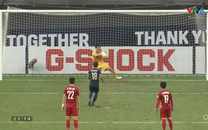 Nguyên Mạnh xuất sắc cản phá cú sút phạt đền của Chanathip