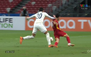 Thủ môn Thái Lan không bị thẻ đỏ dù lao ra phạm lỗi ngoài vòng cấm