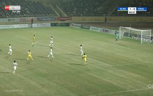 Phan Văn Đức ghi bàn lạ vào lưới HAGL