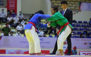 Khoảnh khắc Tô Thị Trang khóc ôm mẹ sau tấm HCV Kurash