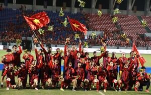 VIDEO: Tuyển nữ Việt Nam hát Quốc ca đầy xúc động với tấm HCV SEA Games