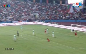 Văn Đô khiến thủ môn U23 Indonesia ngỡ ngàng