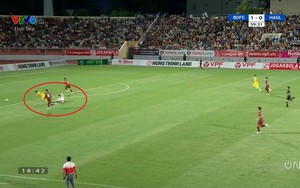 Văn Toàn khiến thủ môn của Bình Định phải nhận thẻ đỏ