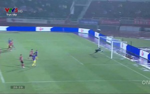 Siêu phẩm đá phạt của Văn Hậu vào lưới TPHCM