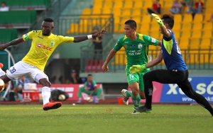 HLV Vũ Quang Bảo uất nghẹn vì trọng tài