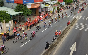 Quên tai nạn, tuyển thủ rút thắng ngoạn mục tại giải xe đạp HTV 2018