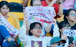 Quang Hải 'đốn tim' fan nữ TP.HCM