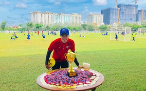 Công Vinh tất bật 'gõ đầu trẻ'