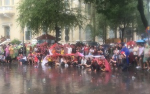 CĐV TP.HCM đội mưa, xót xa nhìn U23 Việt Nam thất bại