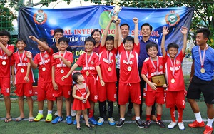 Các cầu thủ nhí TP.HCM mở hội ở giải bóng đá Hoàng Gia 2018