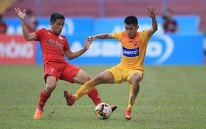 Sầm Ngọc Đức tái hiện 'kung fu' kinh hoàng tại V-League