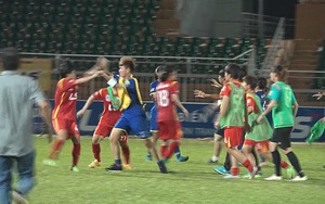 Cựu cầu thủ U23 Việt Nam lao vào sân 'cứu bồ' trong màn loạn đả trên sân Thống Nhất