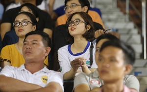 CĐV nữ HAGL 'thả tim' mặc đội nhà thua đậm