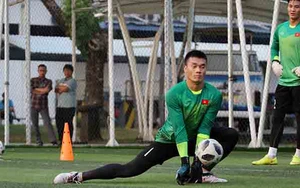 Thủ môn Bùi Tiến Dũng được tôn vinh trước trận gặp U23 Nhật Bản