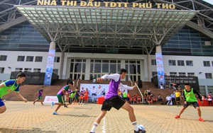 Hàng ngàn người đam mê bóng đá đường phố khuấy động TP.HCM