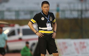 HLV Chu Đình Nghiêm tố BTC sân Bình Dương 'chơi xấu'