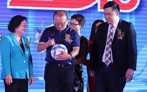 HLV Park Hang Seo xúc động khi được tôn vinh