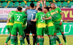 Đội trưởng Cần Thơ đá phạt về lưới nhà 'như bán độ'